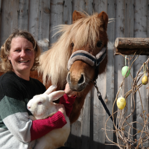 Angela Breindl mit Hase und Pony: Ostereiersuche