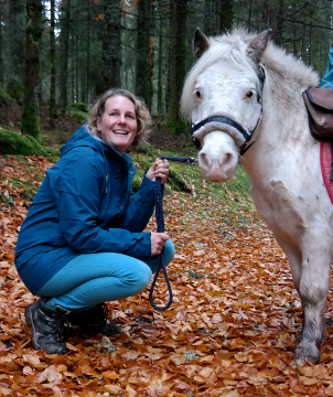 Coach Angela Breindl mit Pony Pedro im Herbstwald